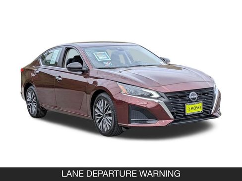 Used 2025 Nissan Altima 2.5 SV FWD image 2