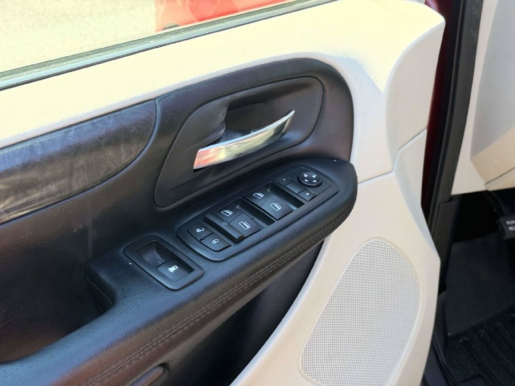 Used 2016 Dodge Grand Caravan SXT w/ UConnect Hands-Free Group FWD image 16