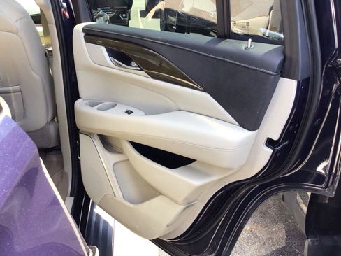 Used 2020 Cadillac Escalade Luxury RWD image 7