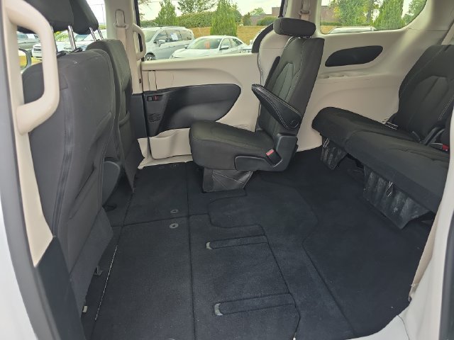 Used 2023 Chrysler Voyager LX FWD image 11