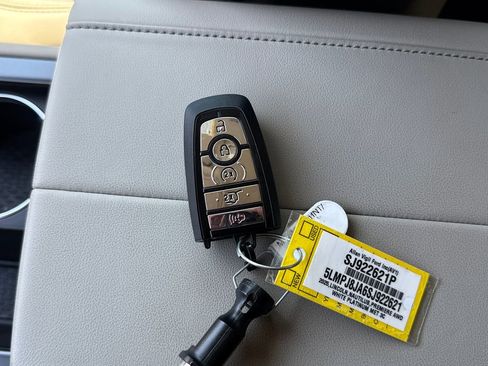 Used 2025 Lincoln Nautilus Premier w/ Jet Appearance Package image 30