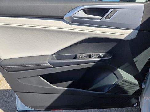New 2026 Volkswagen Taos SE FWD image 10