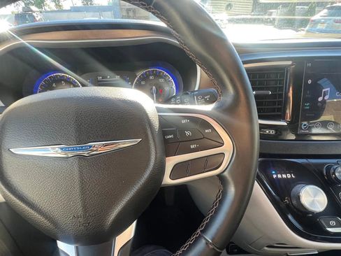 Used 2018 Chrysler Pacifica Touring-L w/ Premium Audio Group image 16