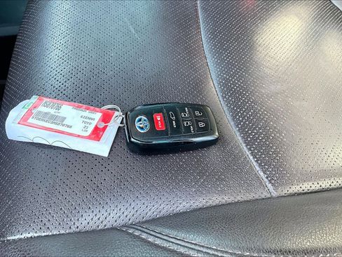 Certified 2021 Toyota Sienna Platinum image 30