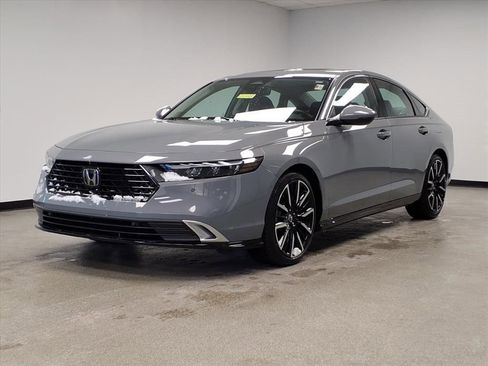 Used 2025 Honda Accord Touring image 2