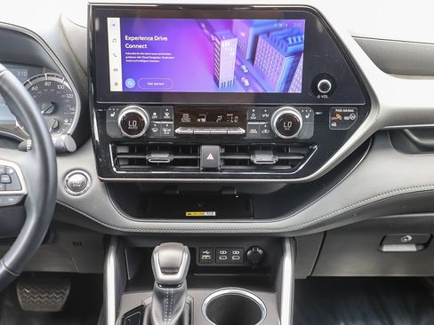 Used 2023 Toyota Highlander XLE FWD image 13