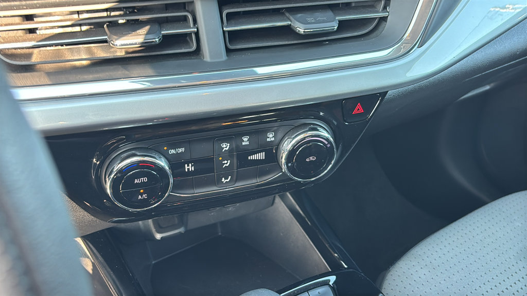Used 2025 Chevrolet Trax LT FWD image 21