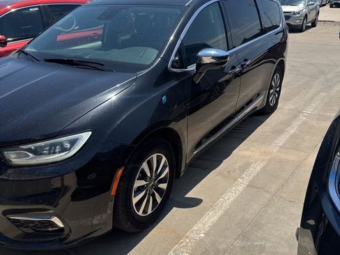 Used 2022 Chrysler Pacifica Limited w/ Uconnect Theater Family Group FWD image 2