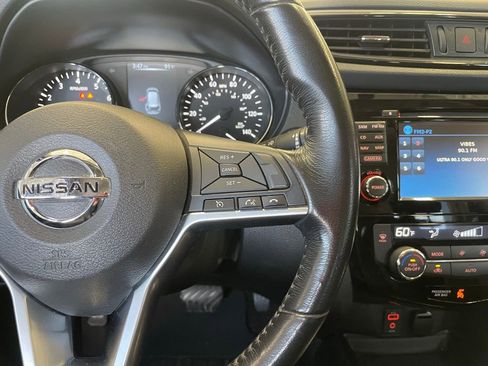 Certified 2017 Nissan Rogue SV w/ SV Premium Package image 15