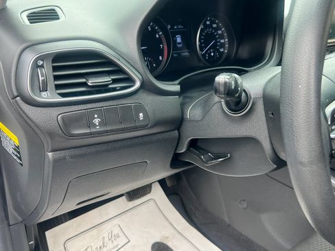 Used 2019 Hyundai Elantra GT FWD image 13