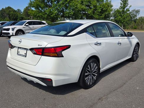 Used 2024 Nissan Altima 2.5 SV FWD image 7