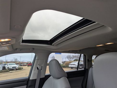 Used 2023 Toyota Highlander XLE image 12