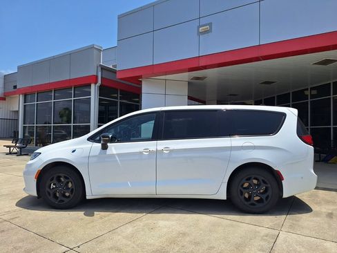 Used 2024 Chrysler Pacifica Limited FWD image 8