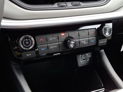 New 2026 Jeep Compass Limited image 11