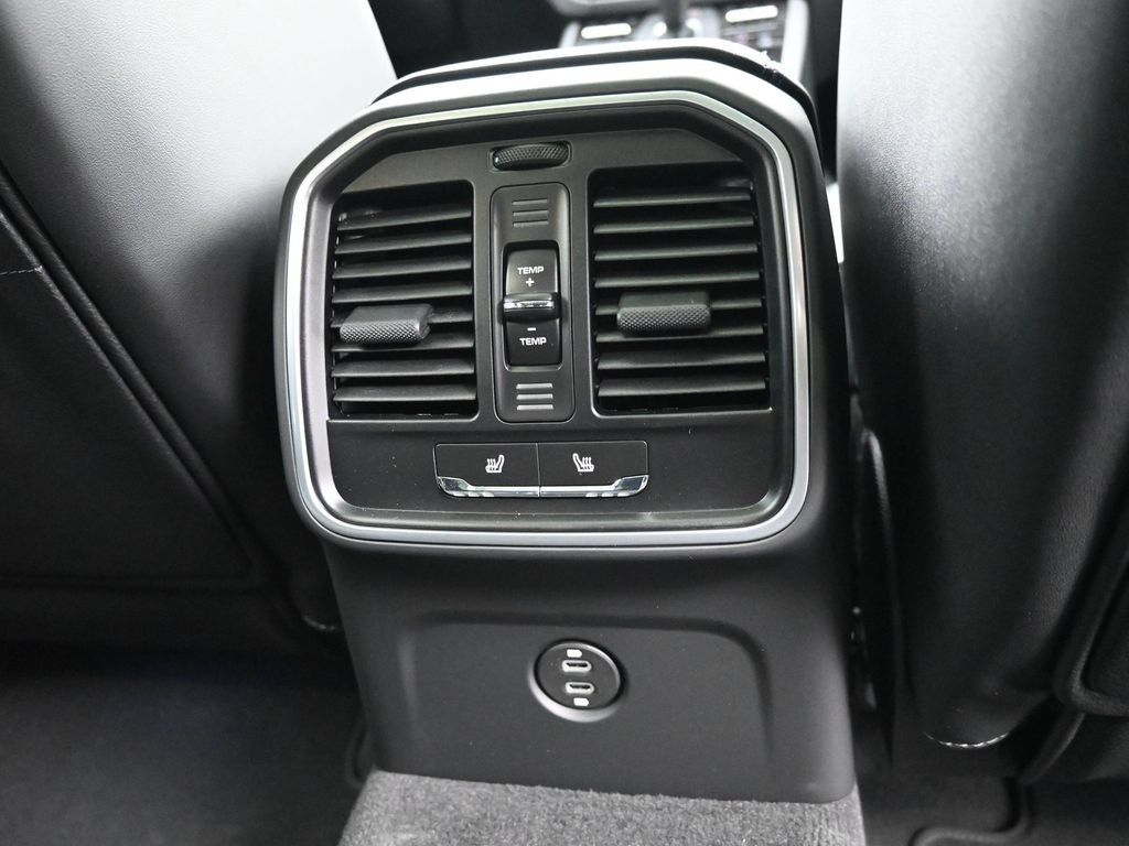 Certified 2025 Porsche Macan AWD/4WD image 26