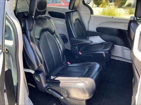 Used 2023 Chrysler Pacifica Touring-L FWD image 26