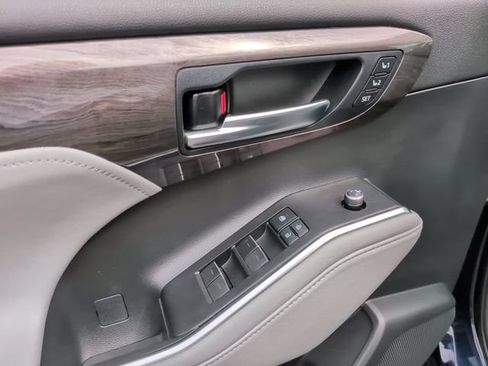 Used 2020 Toyota Highlander Limited AWD/4WD image 11