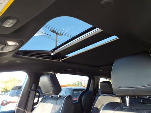 Used 2022 Chrysler Pacifica Limited w/ S Appearance Package image 17