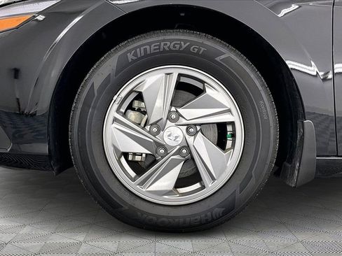 Used 2025 Hyundai Elantra SE image 9