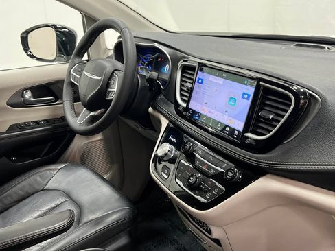 Used 2024 Chrysler Pacifica Limited FWD image 21