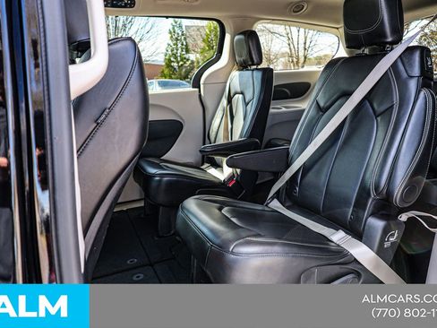 Used 2024 Chrysler Pacifica Touring-L image 19