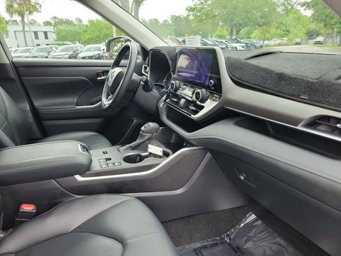 Used 2024 Toyota Highlander XLE image 34