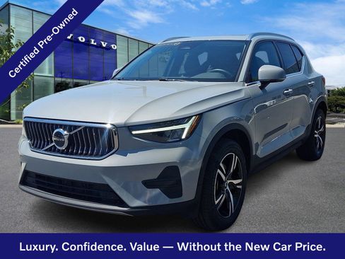 Certified 2025 Volvo XC40 B5 Core AWD/4WD image 3