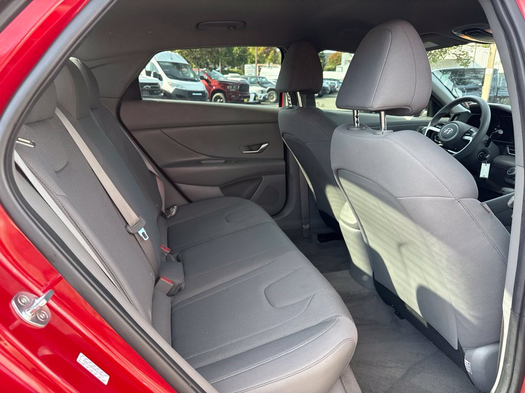 Used 2022 Hyundai Elantra SE FWD image 11