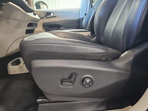 Used 2024 Chrysler Pacifica Touring-L FWD image 42