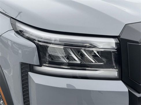 Used 2025 Nissan Frontier PRO-4X image 9