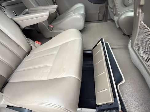 Used 2012 Chrysler Town & Country Touring w/ Entertainment Group #1 FWD image 12