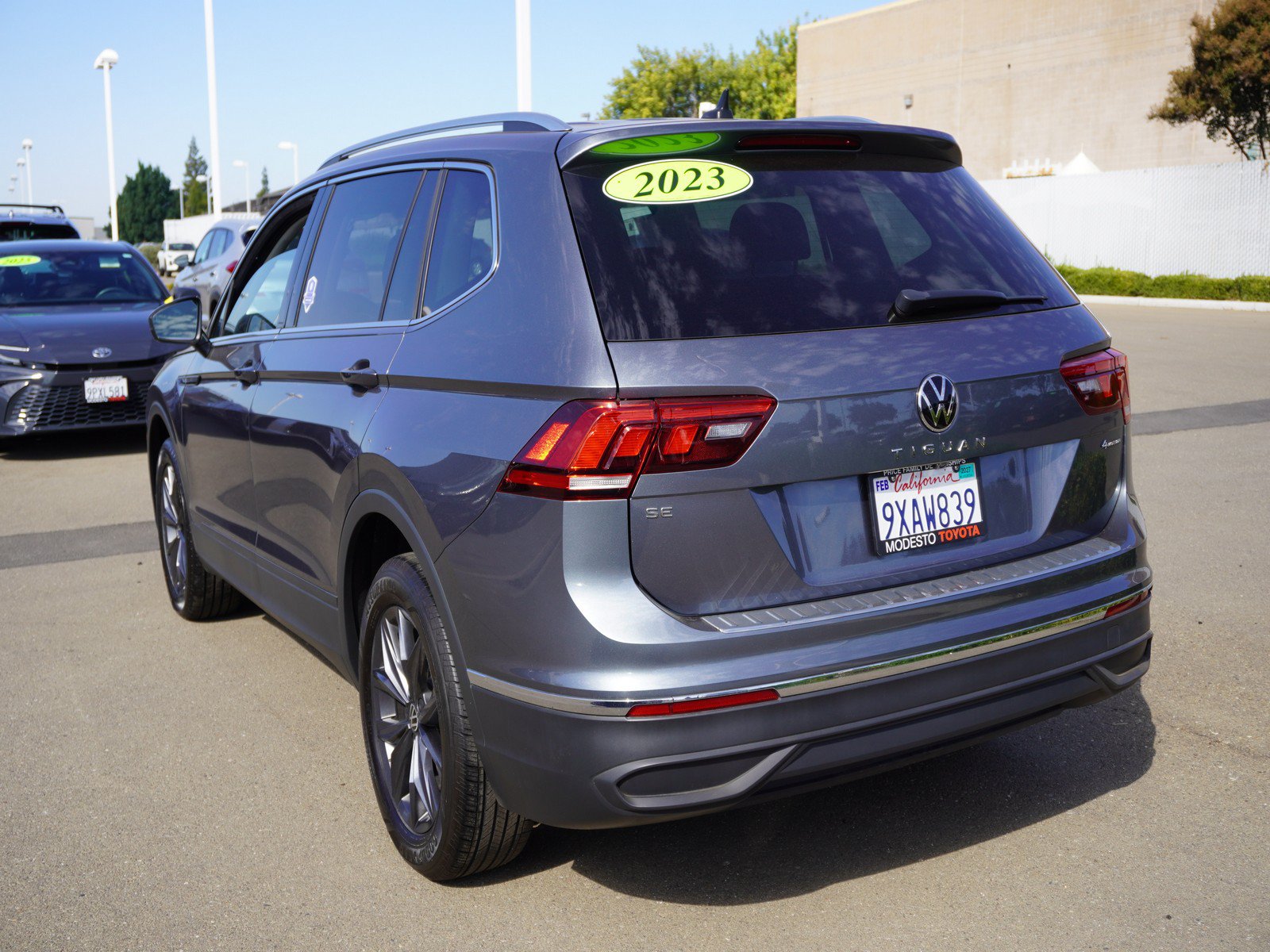 Used 2023 Volkswagen Tiguan SE w/ Panoramic Sunroof Package AWD/4WD image 9