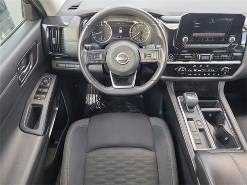 Used 2024 Nissan Pathfinder SV image 17