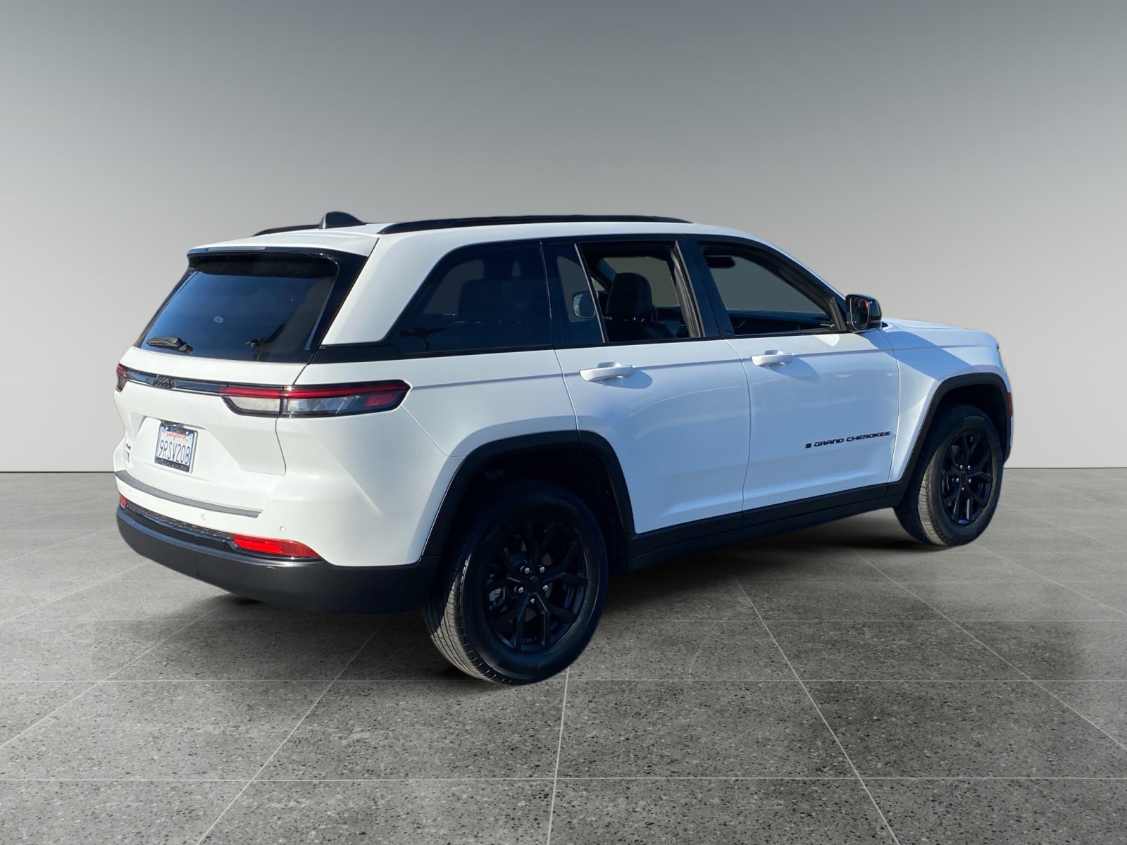 Used 2025 Jeep Grand Cherokee Altitude AWD/4WD image 5