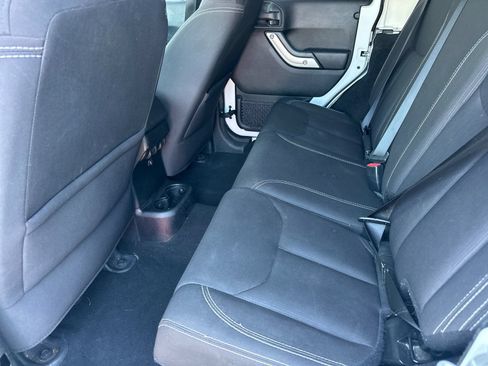 Used 2018 Jeep Wrangler Unlimited Sahara w/ Connectivity Group AWD/4WD image 11