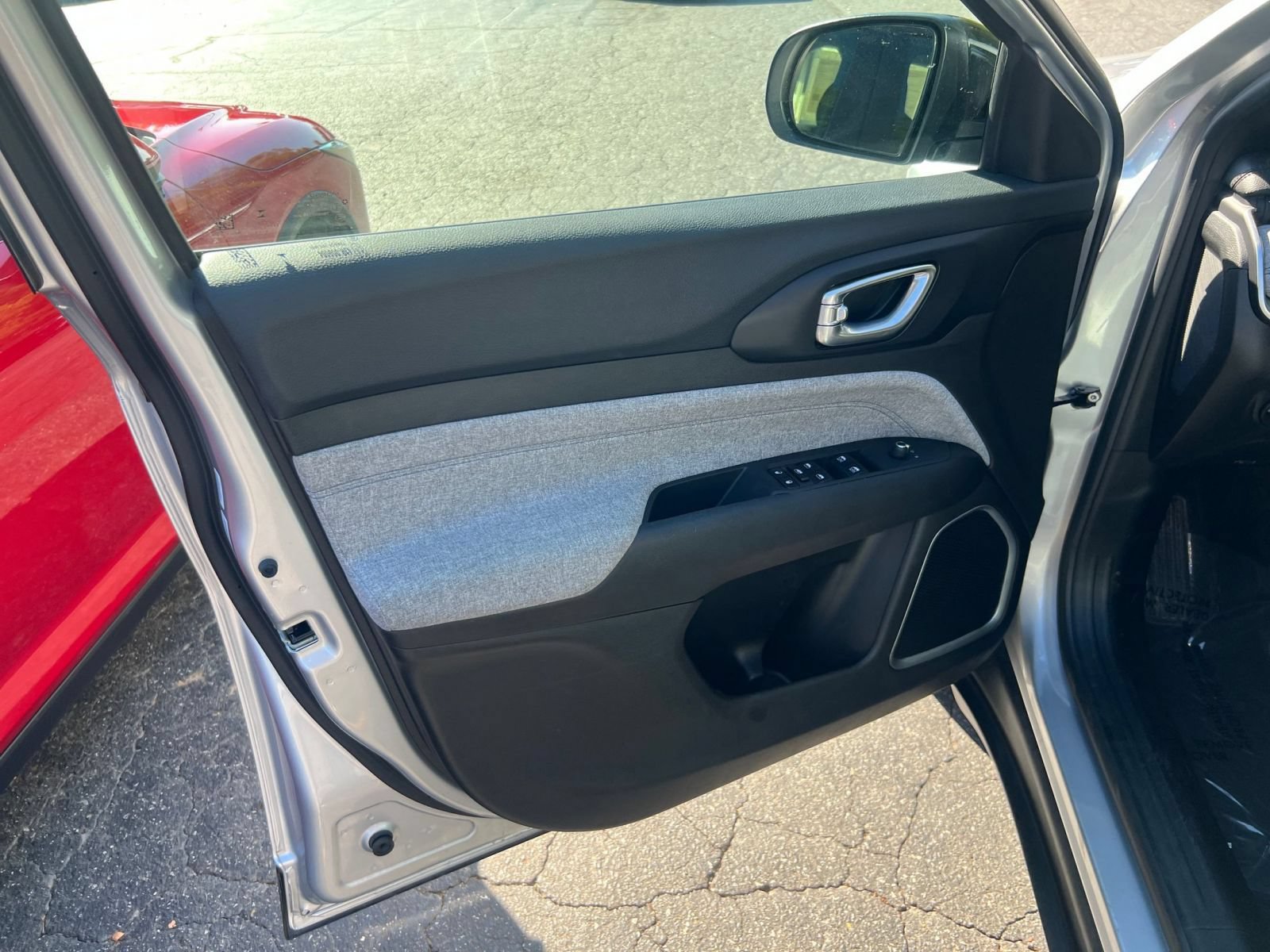 Used 2025 Jeep Compass Latitude AWD/4WD image 18