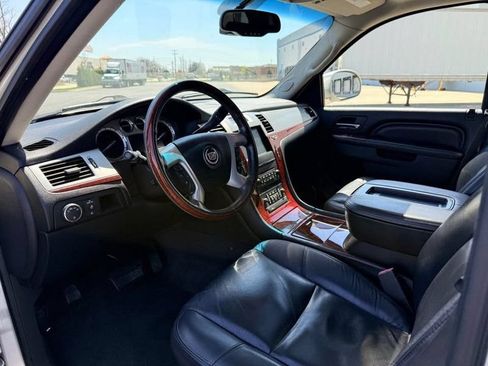 Used 2011 Cadillac Escalade ESV Luxury AWD/4WD image 11