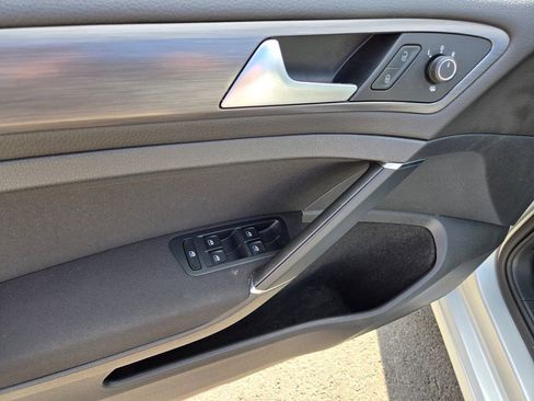 Used 2019 Volkswagen e-Golf SE w/ Driver Assistance Package image 22