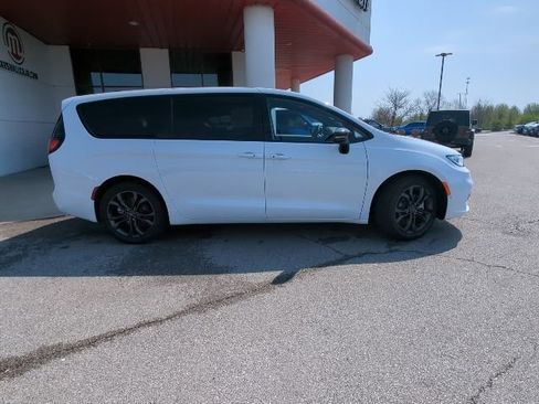 New 2026 Chrysler Pacifica Select image 10