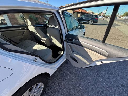 Used 2016 Volkswagen Golf S image 19