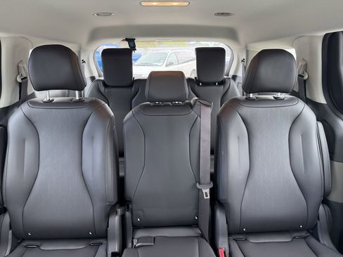 New 2026 Kia Carnival LXS FWD image 17