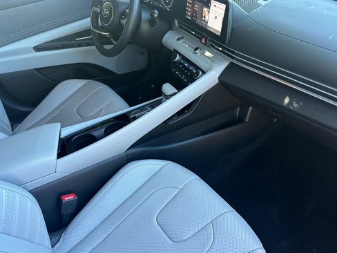 Used 2023 Hyundai Elantra Limited FWD image 18