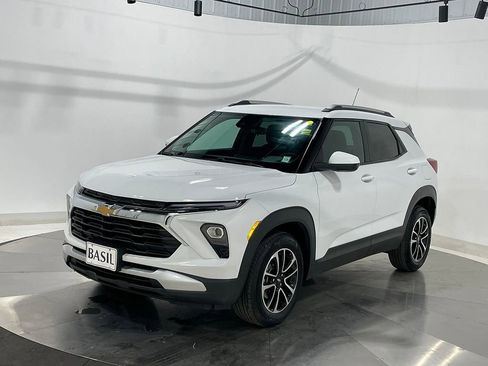 Used 2025 Chevrolet TrailBlazer LT w/ LT Cold Weather Package FWD image 8