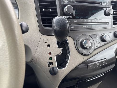 Used 2011 Toyota Sienna LE image 18