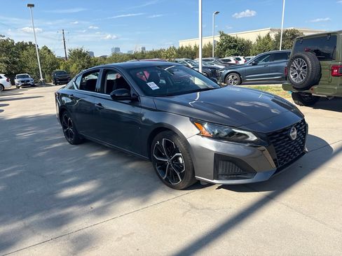 Used 2025 Nissan Altima 2.5 SR FWD image 3