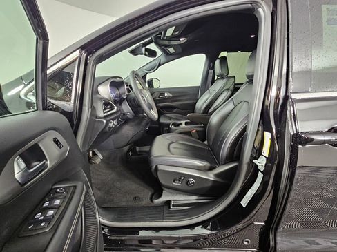 Used 2025 Chrysler Pacifica Select image 20