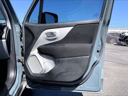 Used 2018 Jeep Renegade Latitude w/ Trailer Tow Group AWD/4WD image 19