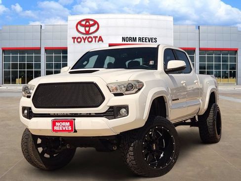 Used 2017 Toyota Tacoma TRD Sport AWD/4WD image 1