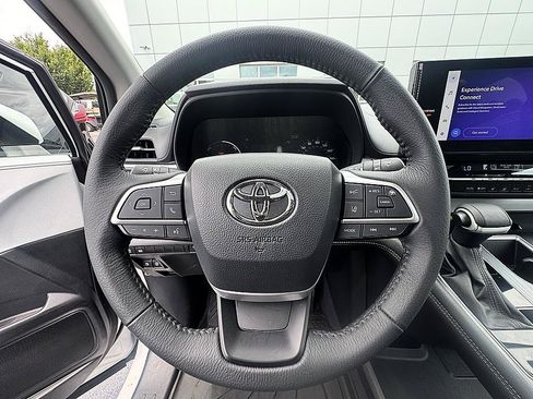 Used 2025 Toyota Sienna XLE FWD image 12