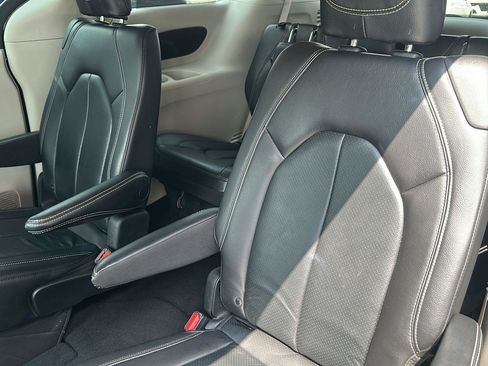Used 2022 Chrysler Pacifica Touring-L FWD image 17